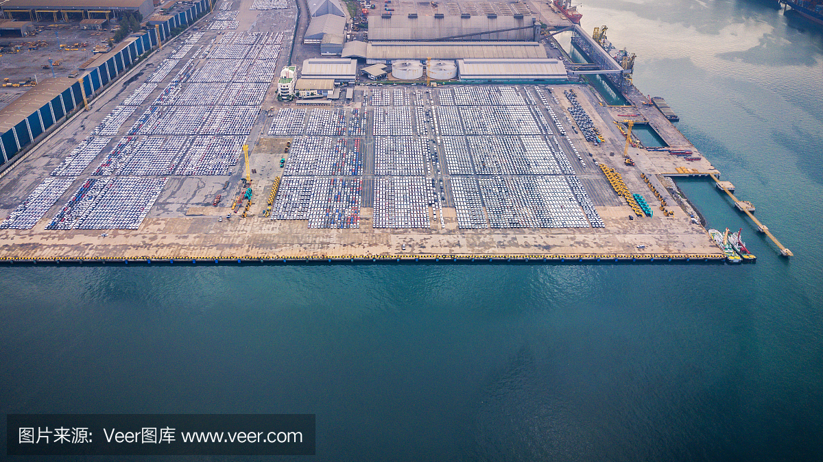 鸟瞰图停车场的新汽车排队在港口的进出口。